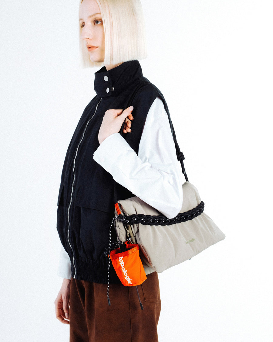 A-Frame Bag Medium / Marshmallow / Bungee Strap / Topologie Red